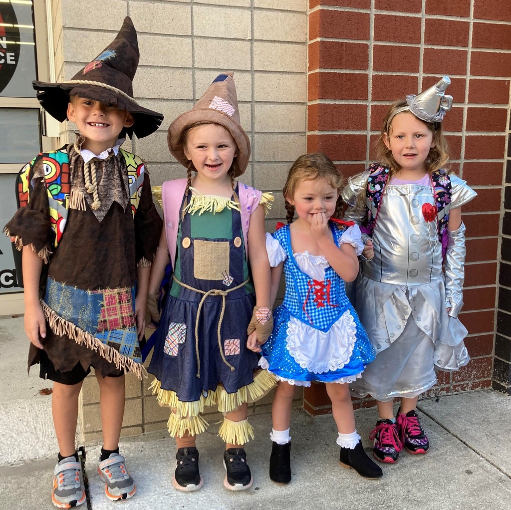4 students dressed up like Wizard of Oz characters