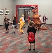 Students play games with the dinosaur