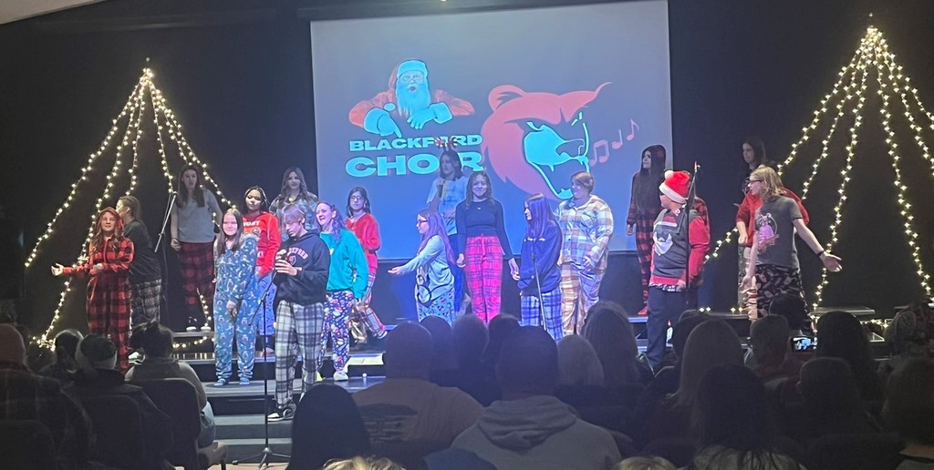 BJSHS Choir entertains during holiday concert