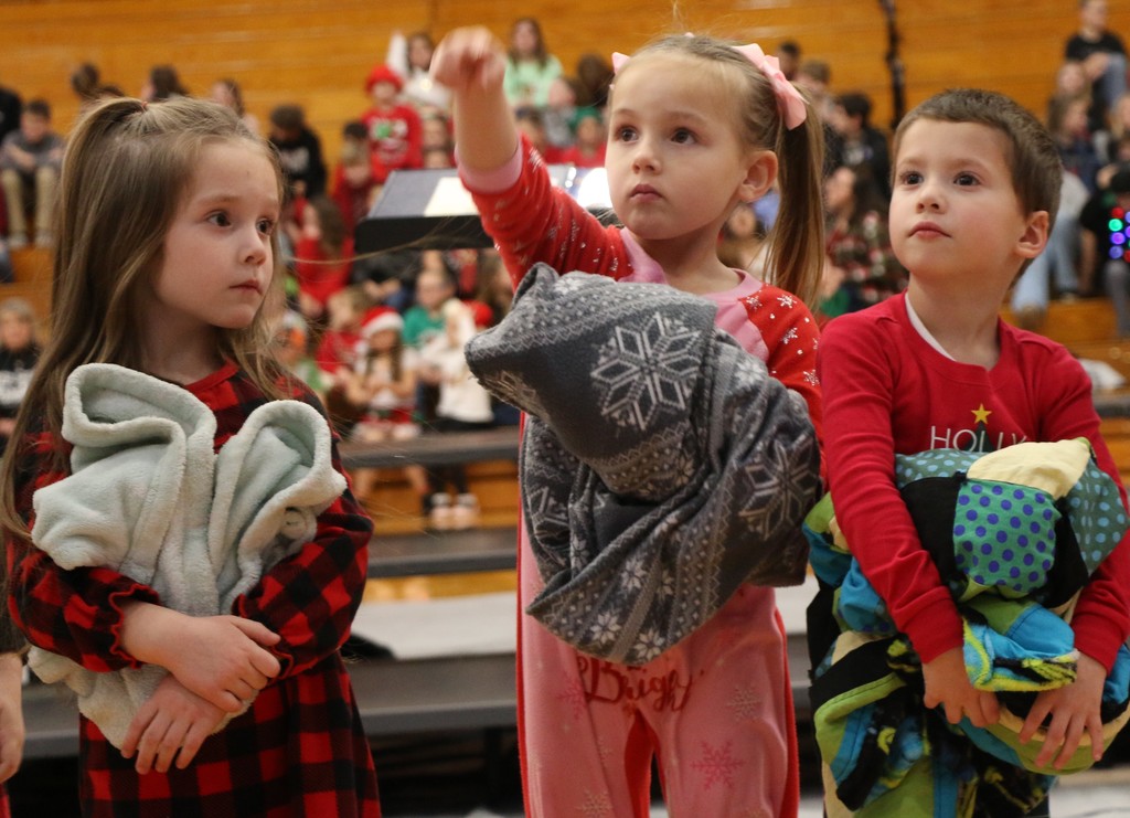 Preschooler points to parents during Christmas program